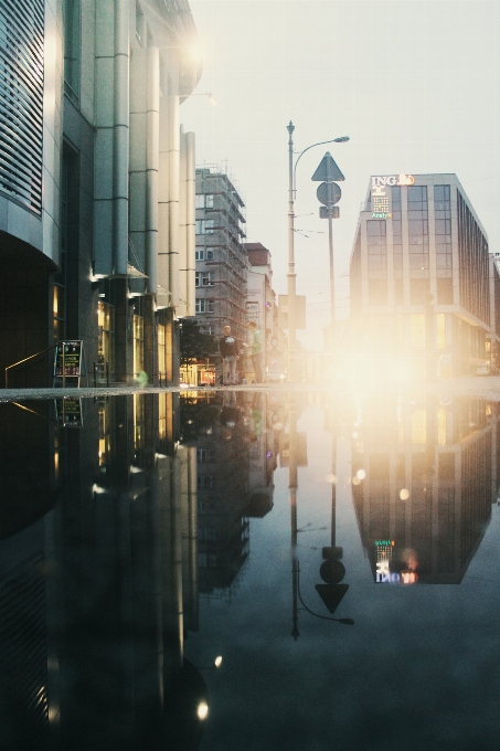 Réflexion eau ciel zone urbaine
