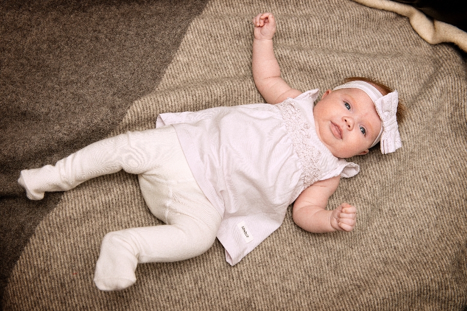 Enfant bébé bras jambe