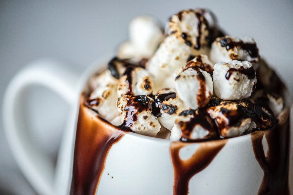 Alimento helado con frutas y nueces
 crema batida
 cocina