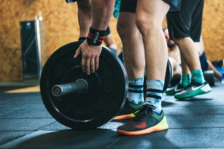 Foto Kesehatan fisik
 latihan kekuatan
 kaki manusia
 peralatan latihan
