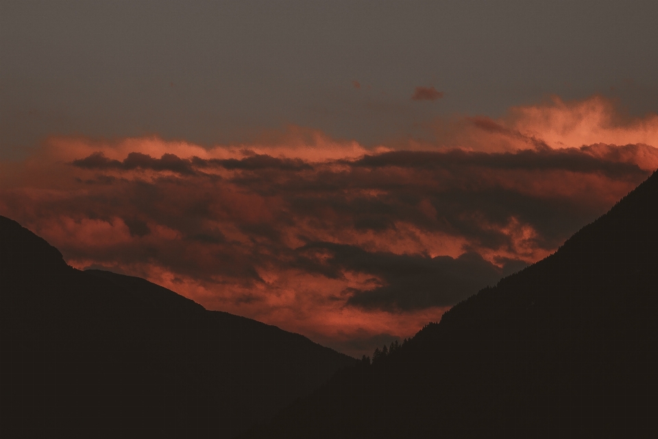 Céu arrebol
 nuvem vermelho de manhã
