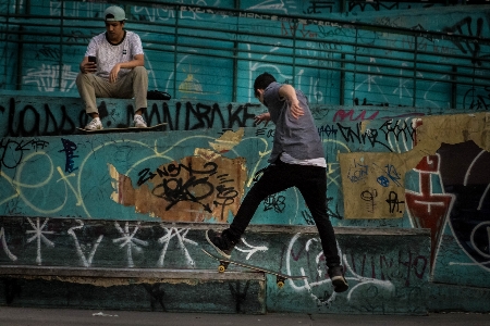 Foto Daerah perkotaan
 seni coretan pemain skateboard