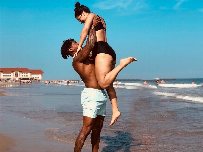 Foto Orang-orang di pantai
 seru liburan pantai