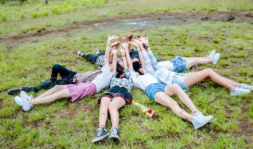 Foto Persone in natura
 fotografia erba divertimento