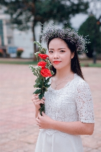 White photograph flower arranging bride Photo