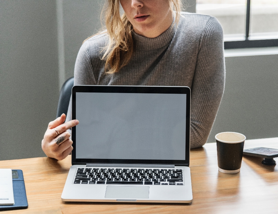 Laptop teknologi peralatan elektronik
 komputer