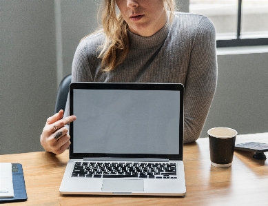 Foto Laptop teknologi peralatan elektronik
 komputer