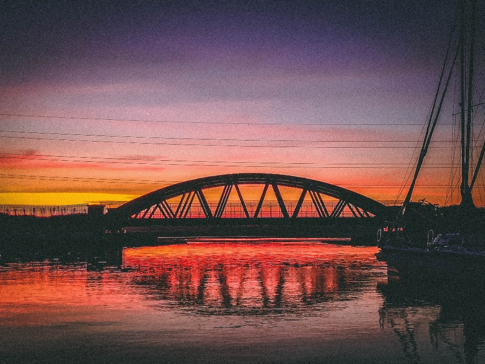 Puente cielo atardecer reflexión