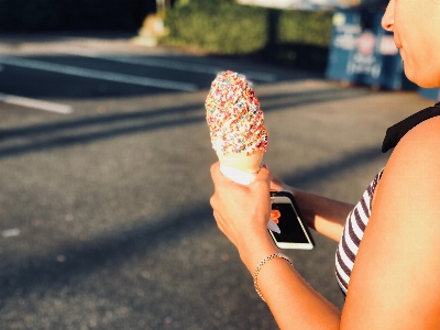 アイスクリームコーン
 指 食べ物 夏 写真