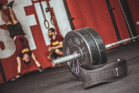 Foto Levantamento de peso barra aptidão física
 equipamento exercício
