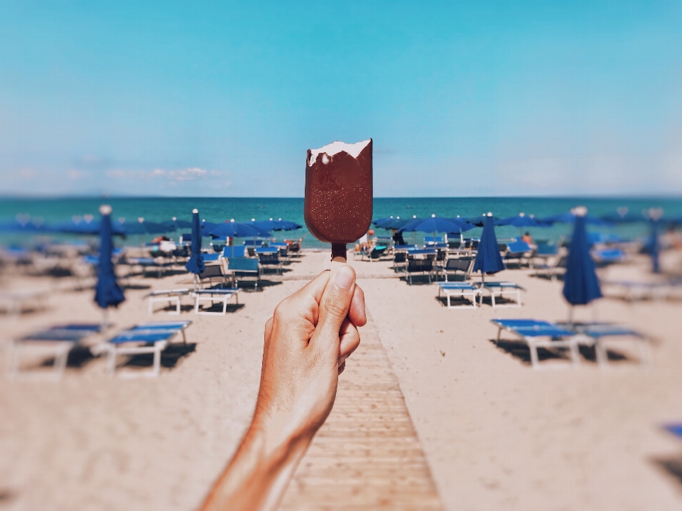 Pessoas na praia
 praia férias bronzeamento
