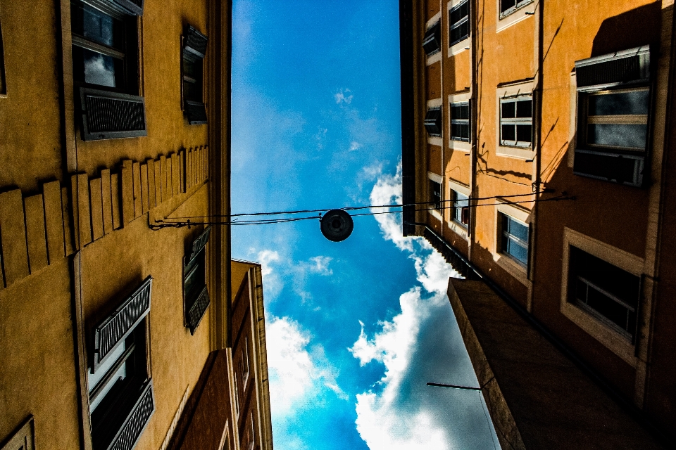 Biru langit kuning arsitektur