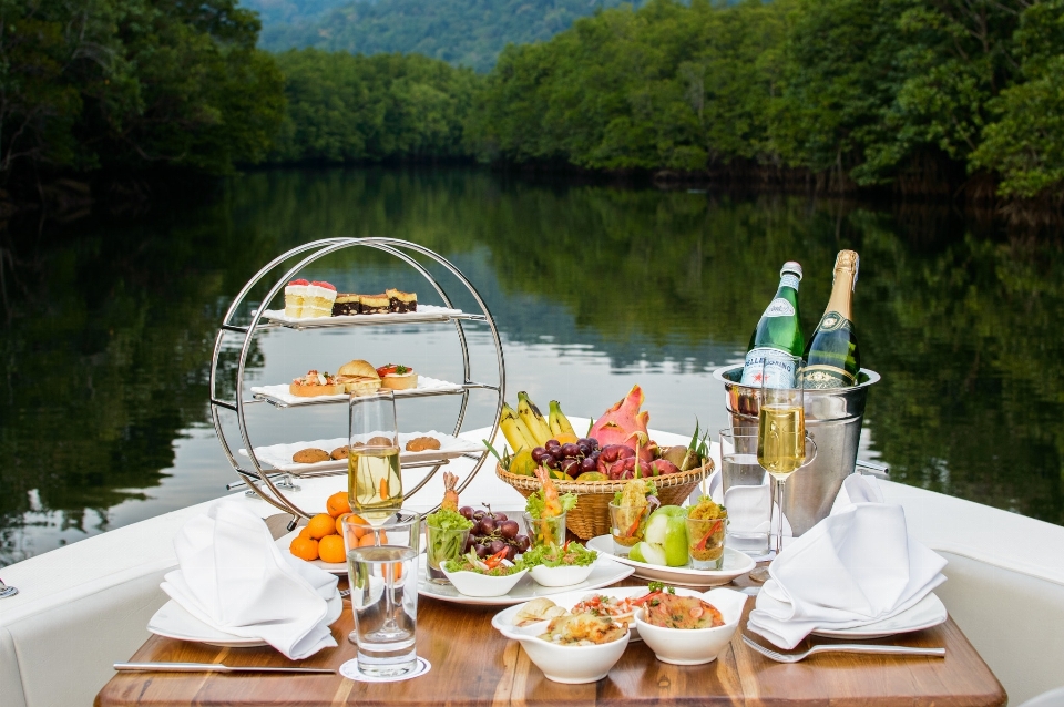 Repas brunch bateau tableau