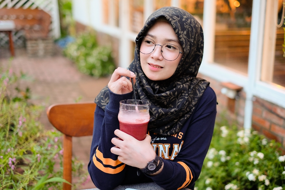 Minum senyum fotografi kacamata