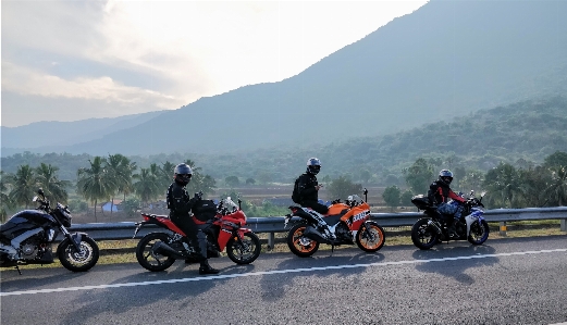 Kara taşıtı
 yol motosiklet sürmek
 Fotoğraf