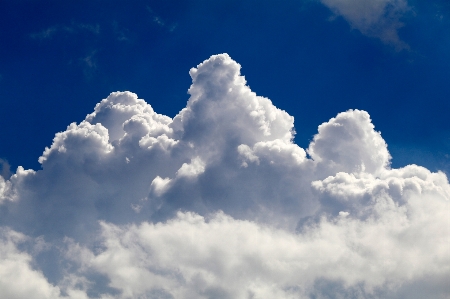 Foto Awan langit siang hari gumpalan
