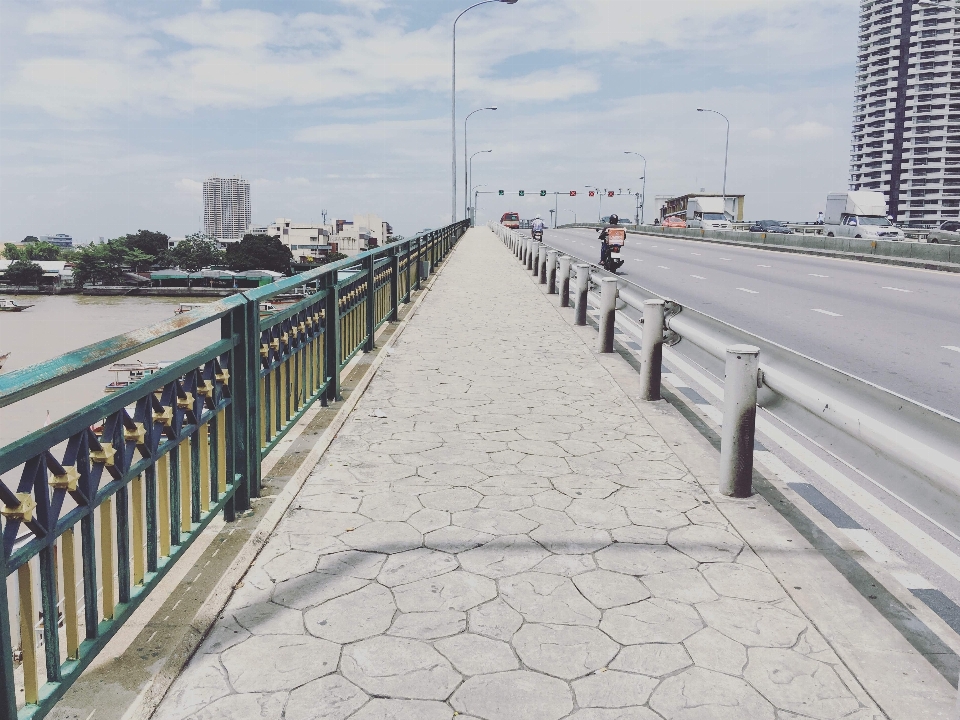 Passerelle espace public
 promenade garde-corps
