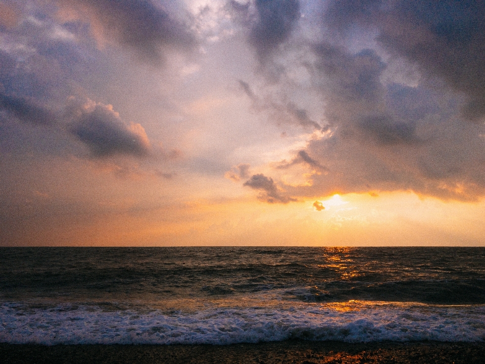 Langit cakrawala laut matahari terbenam