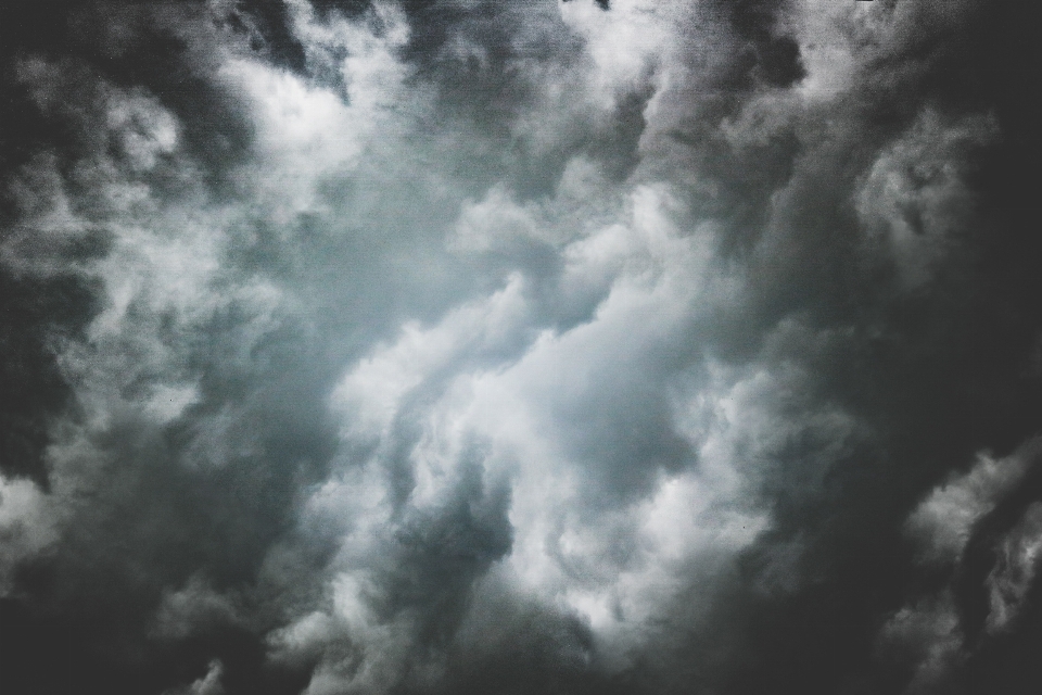 Awan langit hitam dan putih
 siang hari