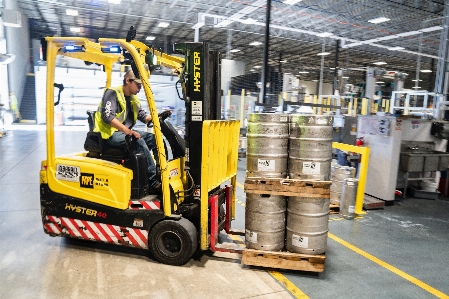 Foto Carretilla elevadora
 almacenista
 vehículo de motor
 depósito