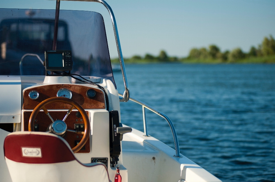 Boot wasser wassertransport
 bootfahren