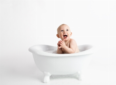 Foto Memandikan bayi
 bak mandi anak