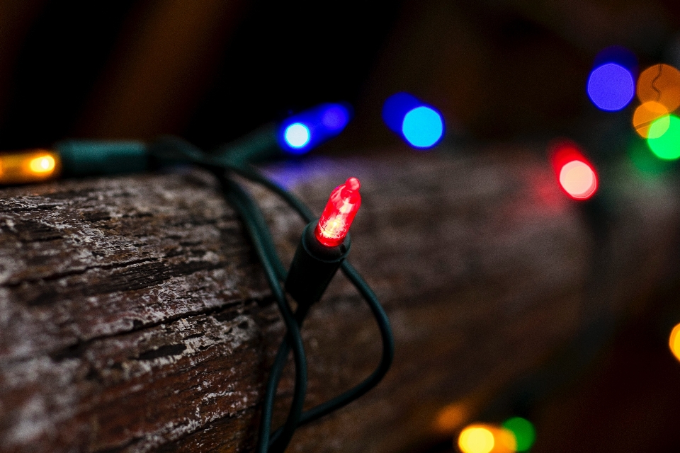 Luz verde encendiendo luces de navidad
