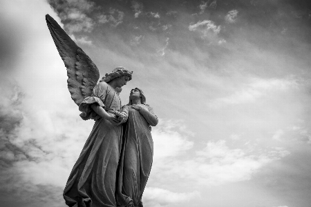 Photo Statue ange ciel noir et blanc
