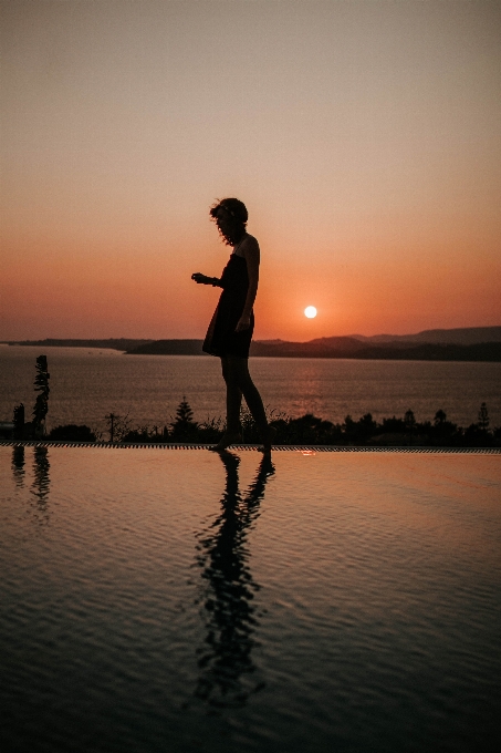 Persone in natura
 acqua cielo tramonto