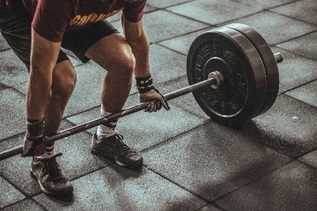 Foto Levantamento de peso barra aptidão física
 musculação
