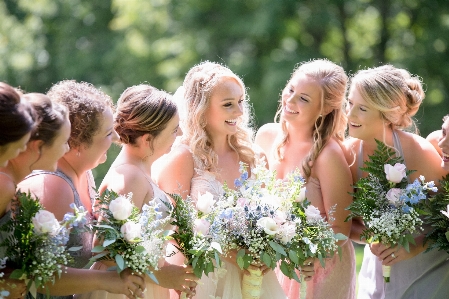 Foto Foto merangkai bunga
 pengantin perempuan upacara