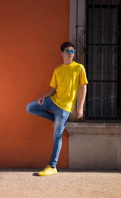 Jaune debout jeans mode