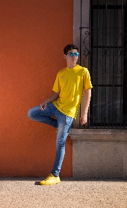 Foto Amarelo de pé jeans moda