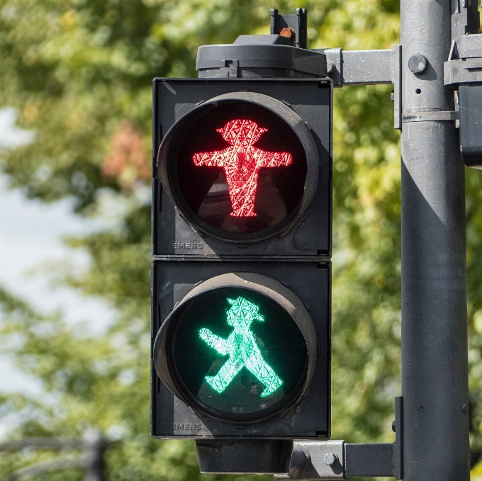 Semáforo dispositivo de señalización
 verde encendiendo