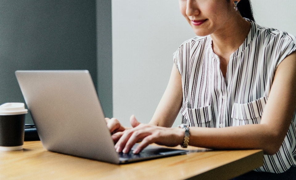 Arbeit laptop sitzung tippen