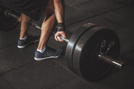 Foto Barbel peralatan latihan
 kaki manusia
 deadlift
