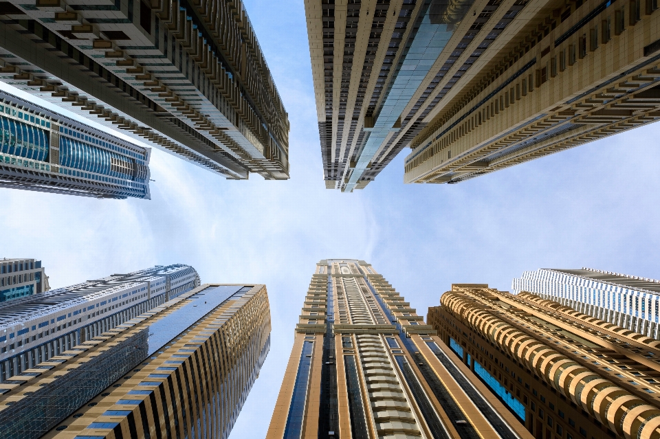 Siang hari arsitektur gedung pencakar langit daerah metropolitan
