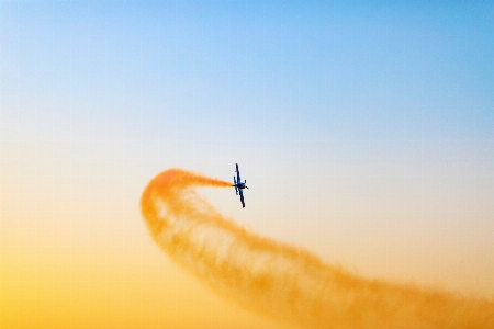 Foto Cielo arancia spettacolo aereo
 giallo