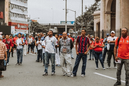 Foto Rakyat kerumunan pejalan kaki anak muda