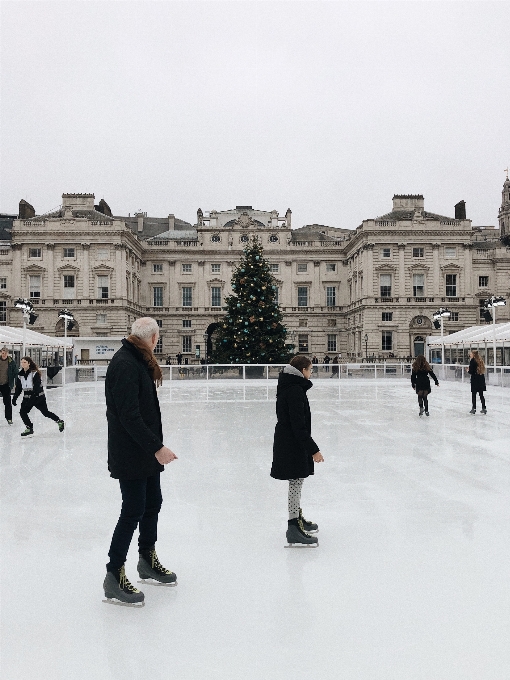 Patinage sur glace des loisirs patinoire
