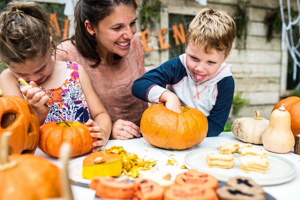 Pumpkin trick or treat calabaza people