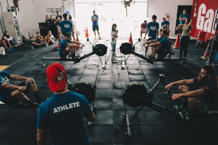 Foto Latihan kekuatan
 gym kesehatan fisik
 ruang