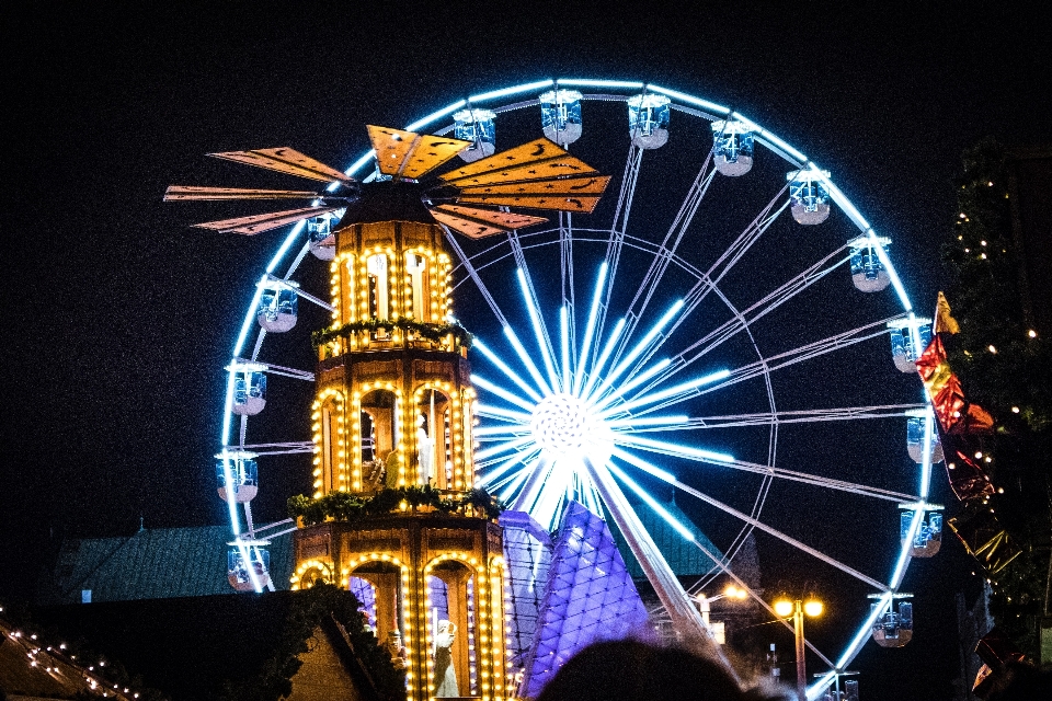 Roda gigante
 marco noite atração turística
