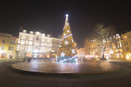 Foto Albero di natale punto riferimento la piazza cittadina
