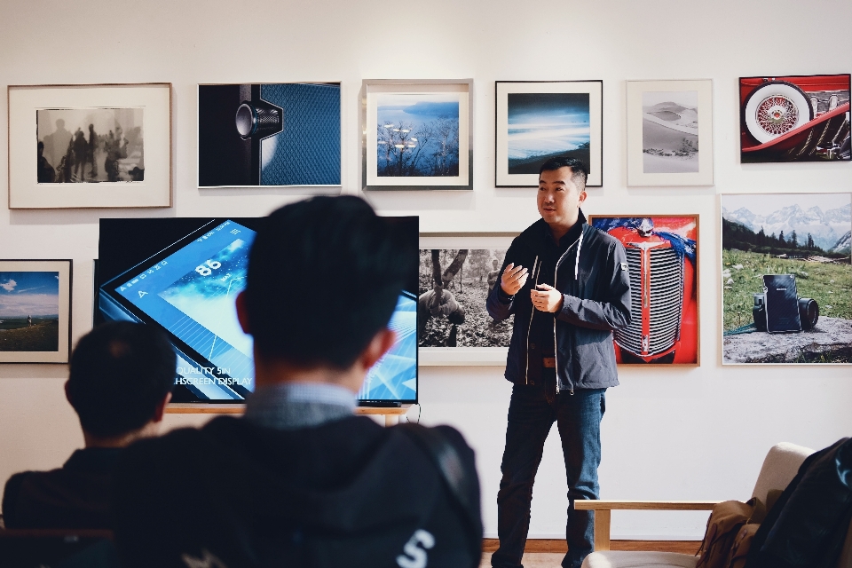 Exibição de arte
 sala arte abertura
