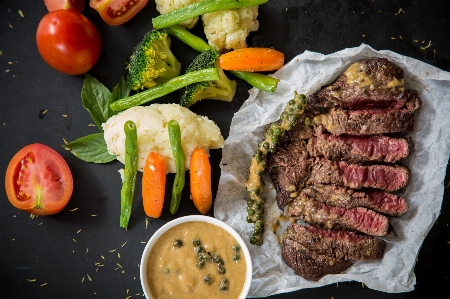 Foto Piring makanan masakan steak besi datar
