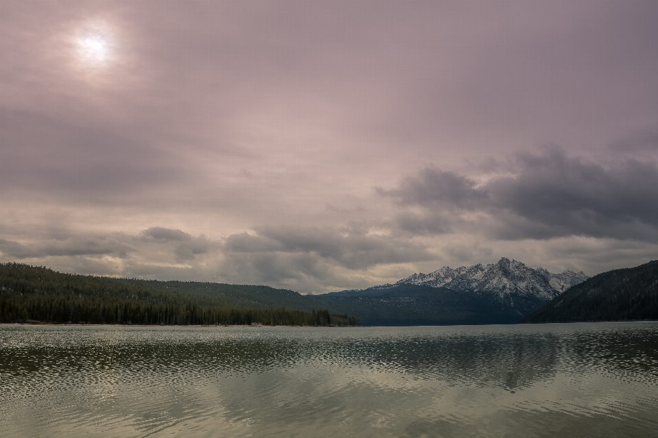 Naturaleza cielo cuerpo de agua
 tierras altas