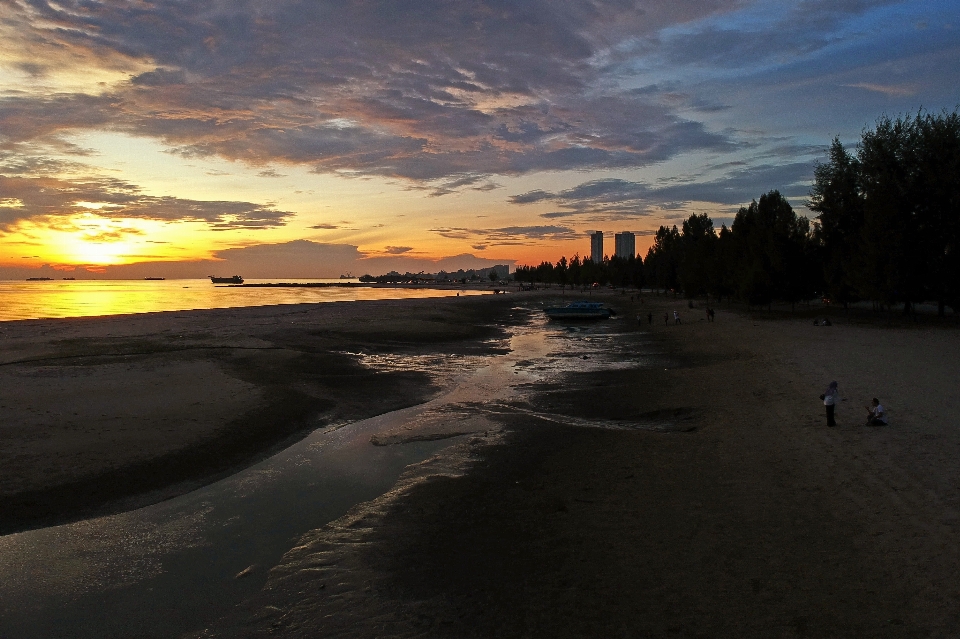 Ciel eau horizon soir