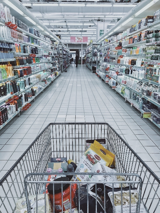 Supermercado carrinho de compras corredor varejo