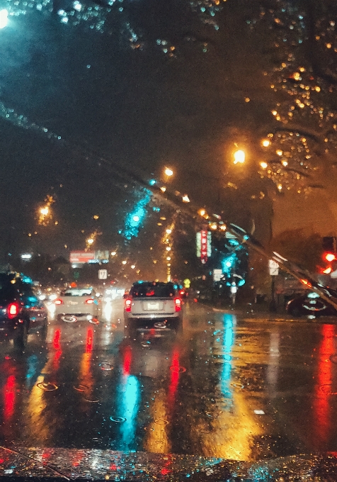 Noite chuva vermelho água